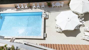 Piscine extérieure (ouverte en saison), parasols de plage