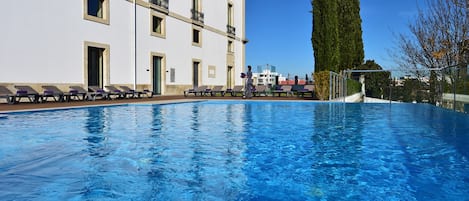 Piscine couverte, piscine extérieure