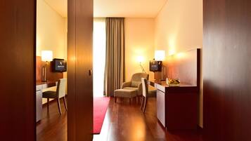 Standaard tweepersoonskamer | Een minibar, een kluis op de kamer, een bureau, geluiddichte muren