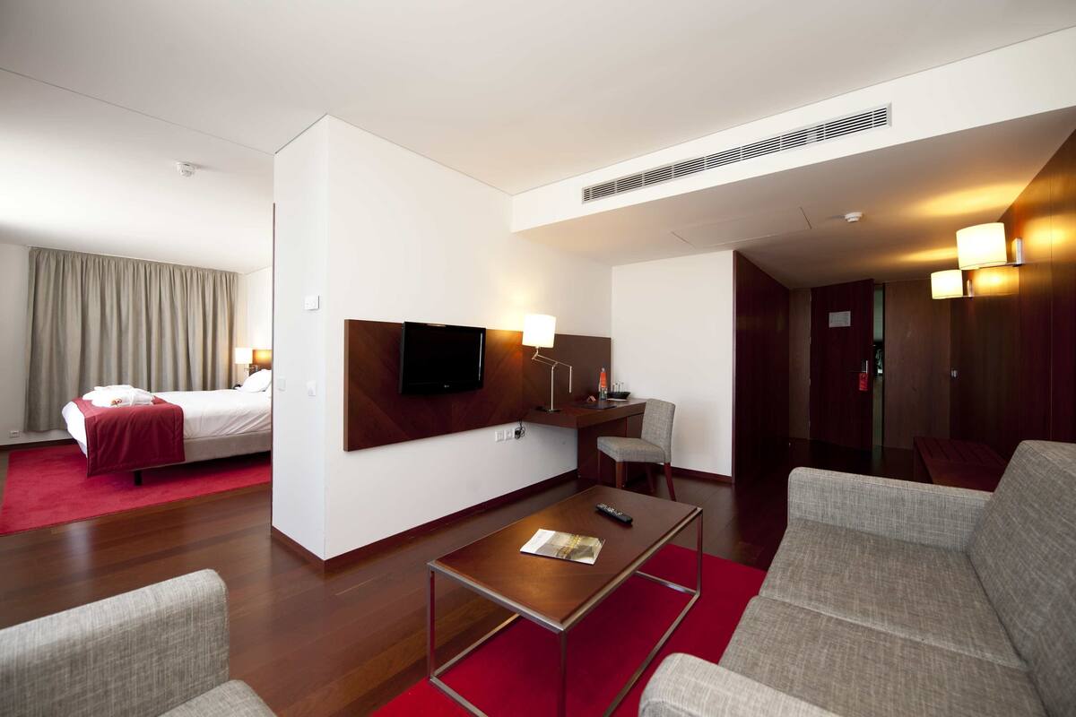 Minibar, caja de seguridad en la habitación y escritorio
