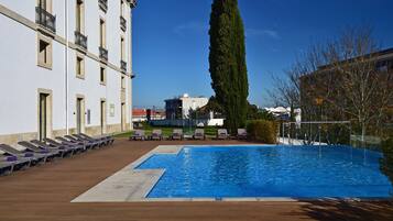 Kolam renang indoor dan kolam renang outdoor