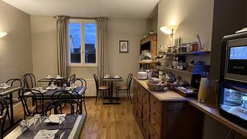 Dagelijks ontbijtbuffet (EUR 11 per persoon)