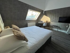 Individually decorated, individually furnished, desk, laptop workspace - Hôtel De Troyes   (Troyes)