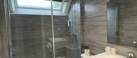 Chambre Triple Standard | Salle de bain