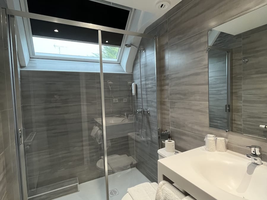 Quarto triplo standard | Banheiro | Chuveiro, secador de cabelo, toalhas de banho