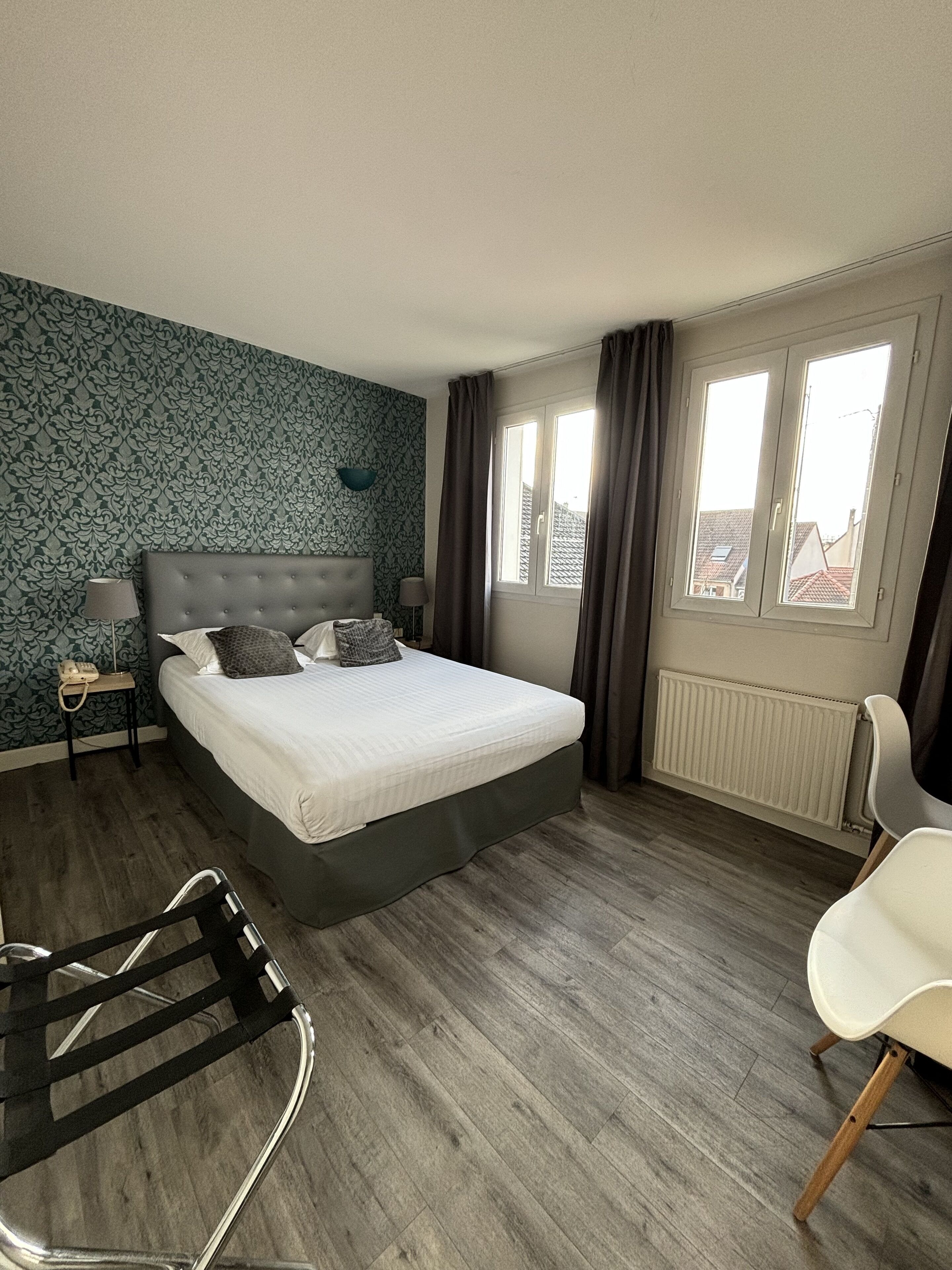 Standaard tweepersoonskamer | Individueel gedecoreerd, individueel gemeubileerd, een bureau