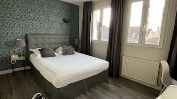 Standaard tweepersoonskamer | Individueel gedecoreerd, individueel gemeubileerd, een bureau