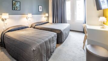 Dreibettzimmer | Schreibtisch, BĂŒgeleisen/BĂŒgelbrett, kostenlose Babybetten