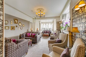 Lounge - Cedar Manor (Windermere)