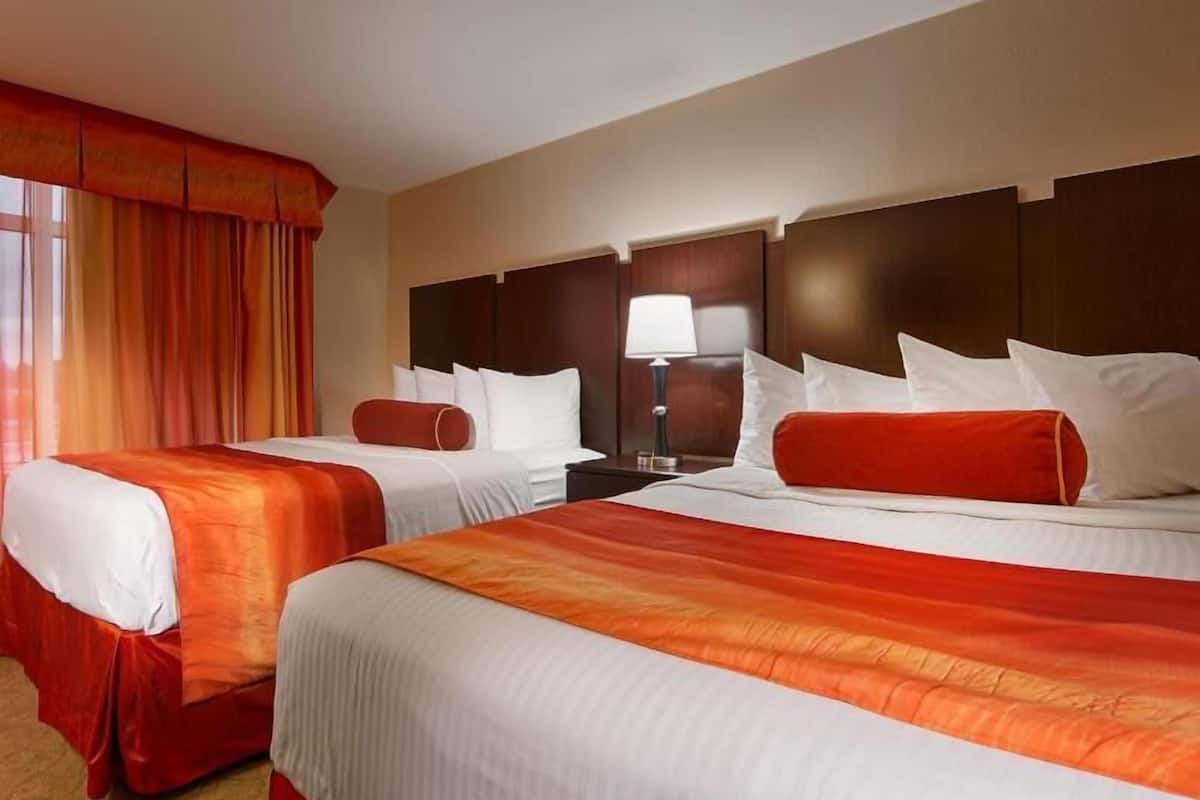 Caja de seguridad en la habitación y tabla de planchar con plancha