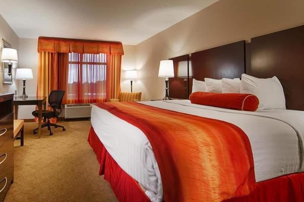 Caja de seguridad en la habitación y tabla de planchar con plancha