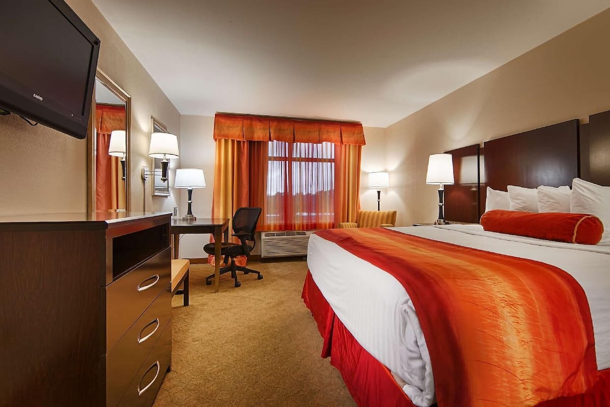 Caja de seguridad en la habitación y tabla de planchar con plancha