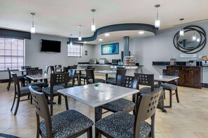 Free buffet breakfast  - Best Western Plus Bradenton Gateway Hotel (Bradenton)