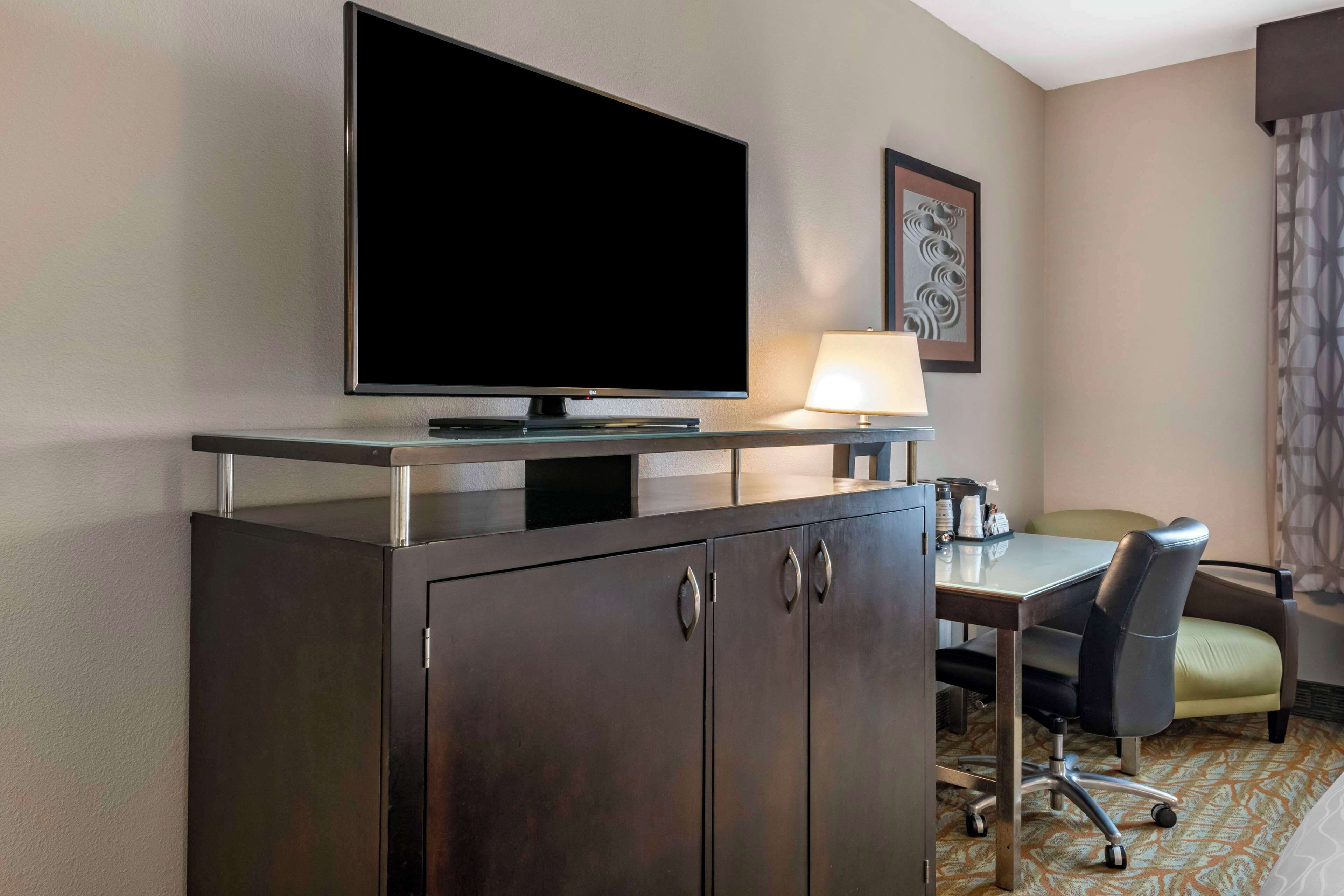 Standard Room, 1 King Bed, Non Smoking, Refrigerator & Microwave | Egyptian cotton sheets, premium bedding, down comforters, pillowtop beds