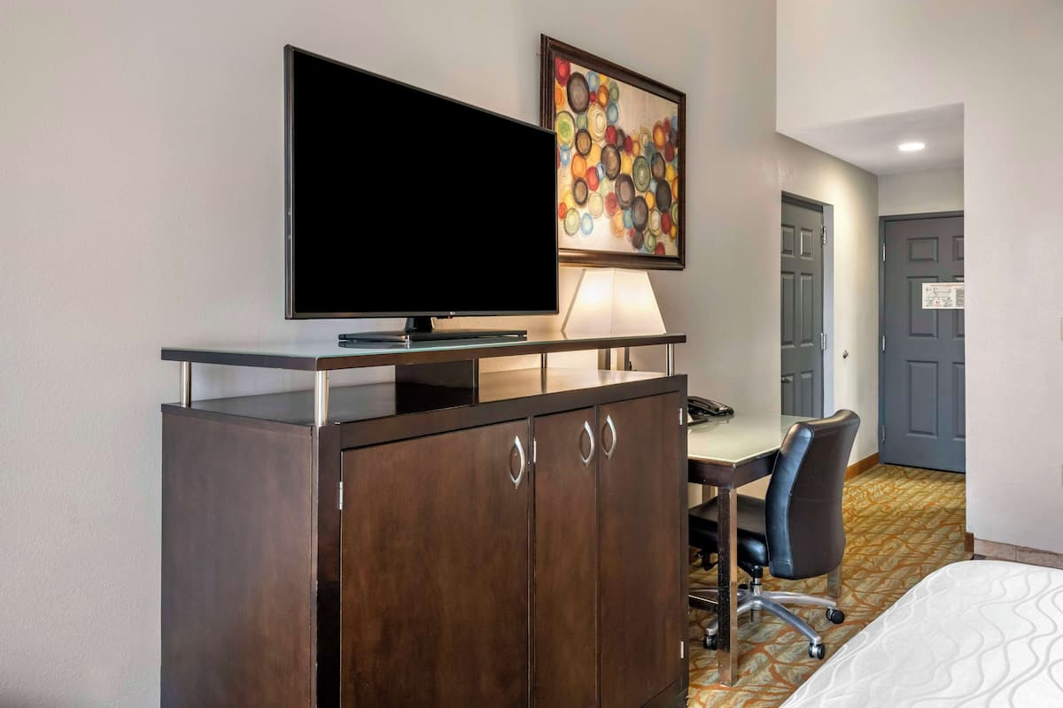 Room, 1 King Bed, Non Smoking, Jetted Tub | Egyptian cotton sheets, premium bedding, down comforters, pillowtop beds