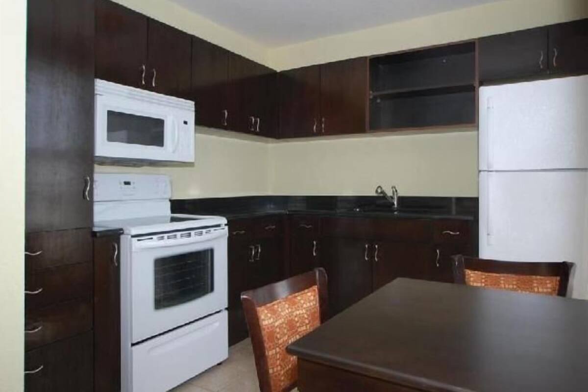 Eigene Küche | Kühlschrank, Mikrowelle, Wasserkocher mit Kaffee-/Teezubehör