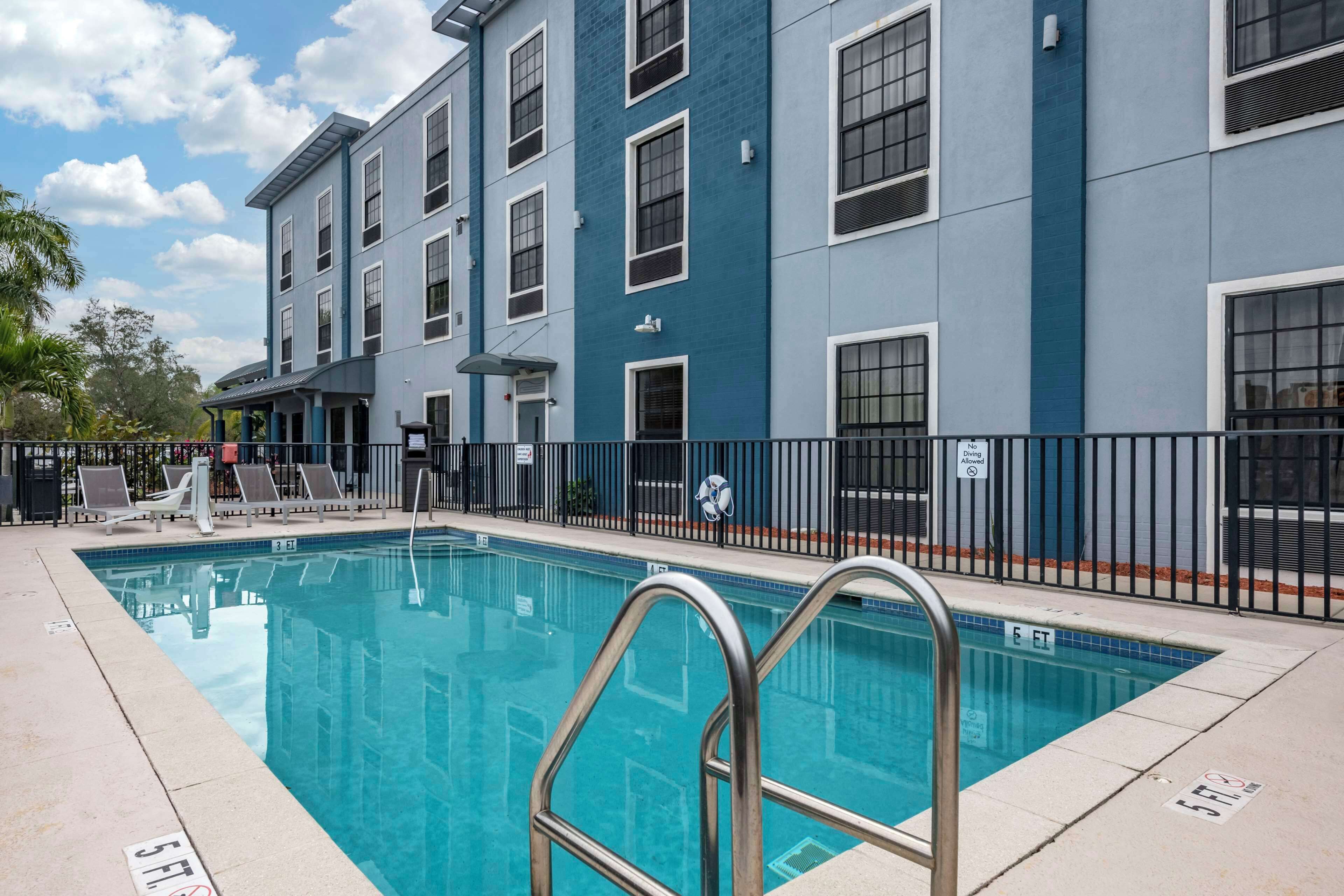 outdoor pool, pool loungers
