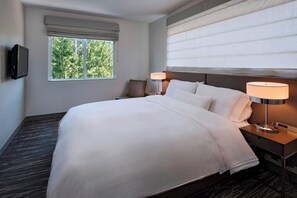 Premium bedding, pillow-top beds, in-room safe, desk - Element Houston Vintage Park (Houston)