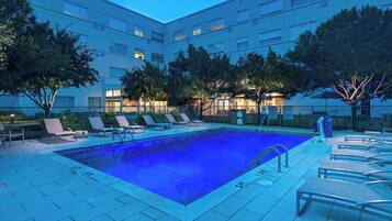 Hồ bơi ngoài trời