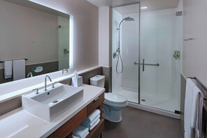 Room, 1 King Bed, Non Smoking | Bathroom