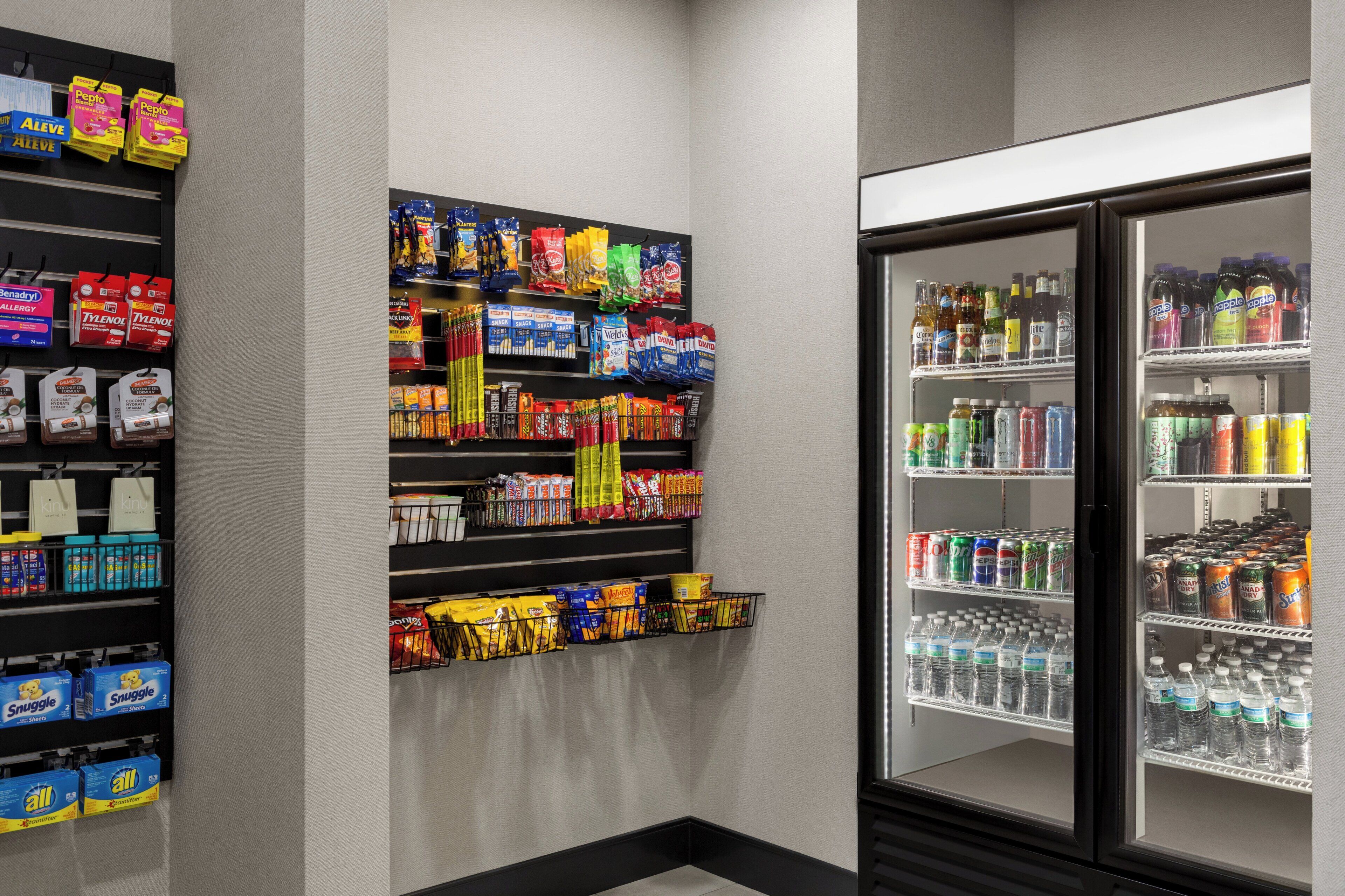 Un espace proposant des distributeurs automatiques de collations et de boissons, avec un assortiment varié de produits.