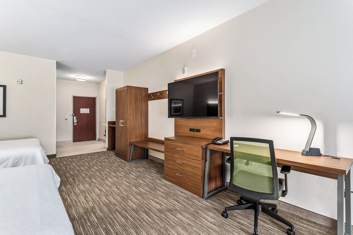 1 bedroom, Egyptian cotton sheets, premium bedding, down comforters