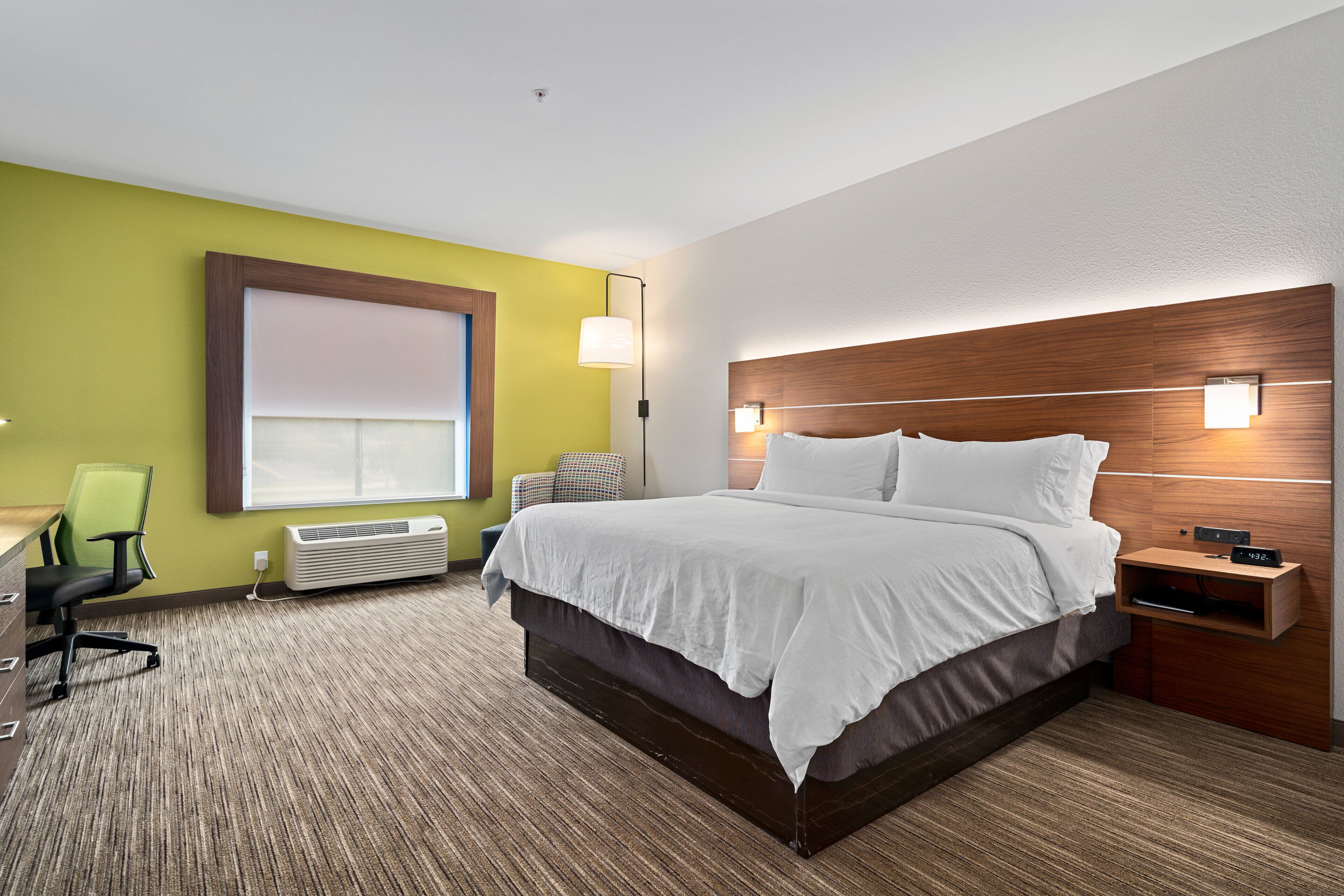 1 bedroom, Egyptian cotton sheets, premium bedding, down comforters