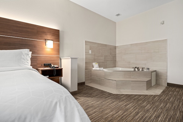 1 bedroom, Egyptian cotton sheets, premium bedding, down comforters