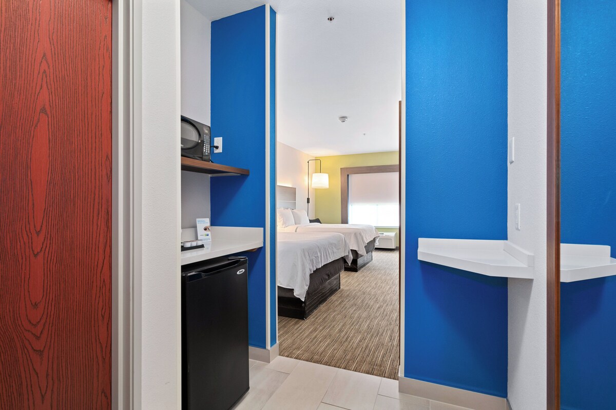 Standard Room, 2 Queen Beds | Room amenity