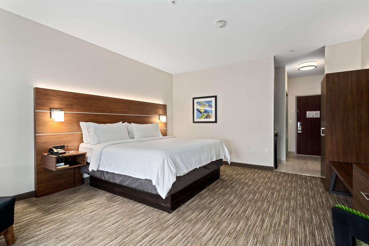 1 bedroom, Egyptian cotton sheets, premium bedding, down comforters