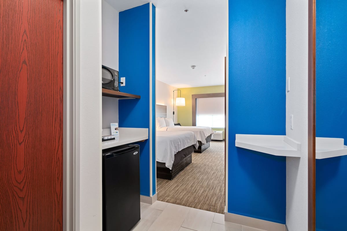 Standard Room, 2 Queen Beds | Room amenity
