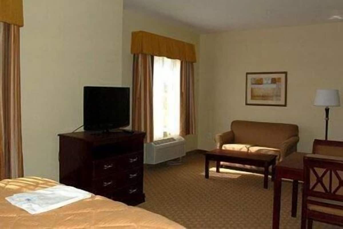 Pillow-top beds, desk, iron/ironing board, free WiFi