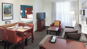 Suíte, 1 quarto | Roupas de cama premium, escrivaninha, espaço de trabalho para notebook