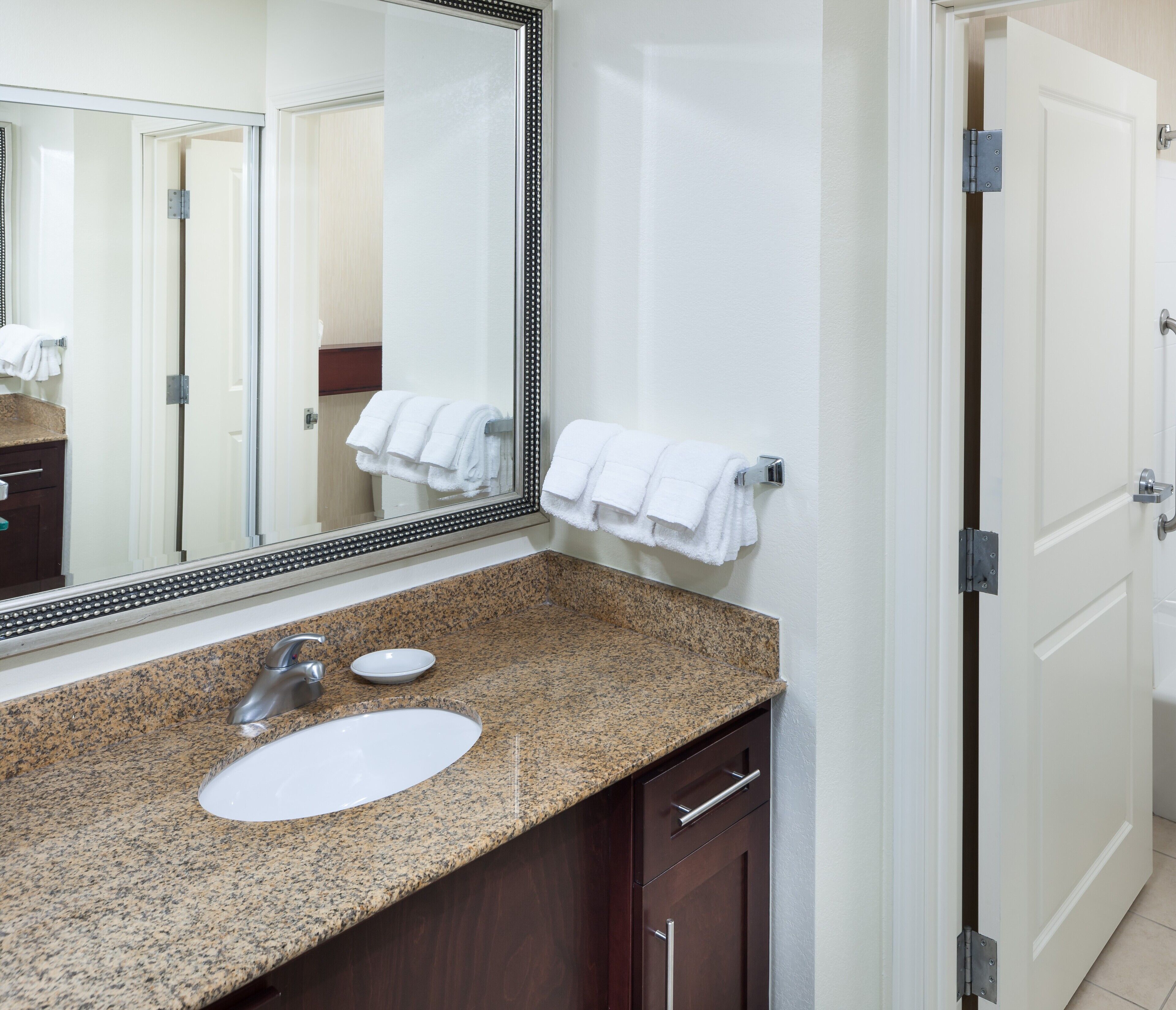 1 bedroom, premium bedding, desk, laptop workspace