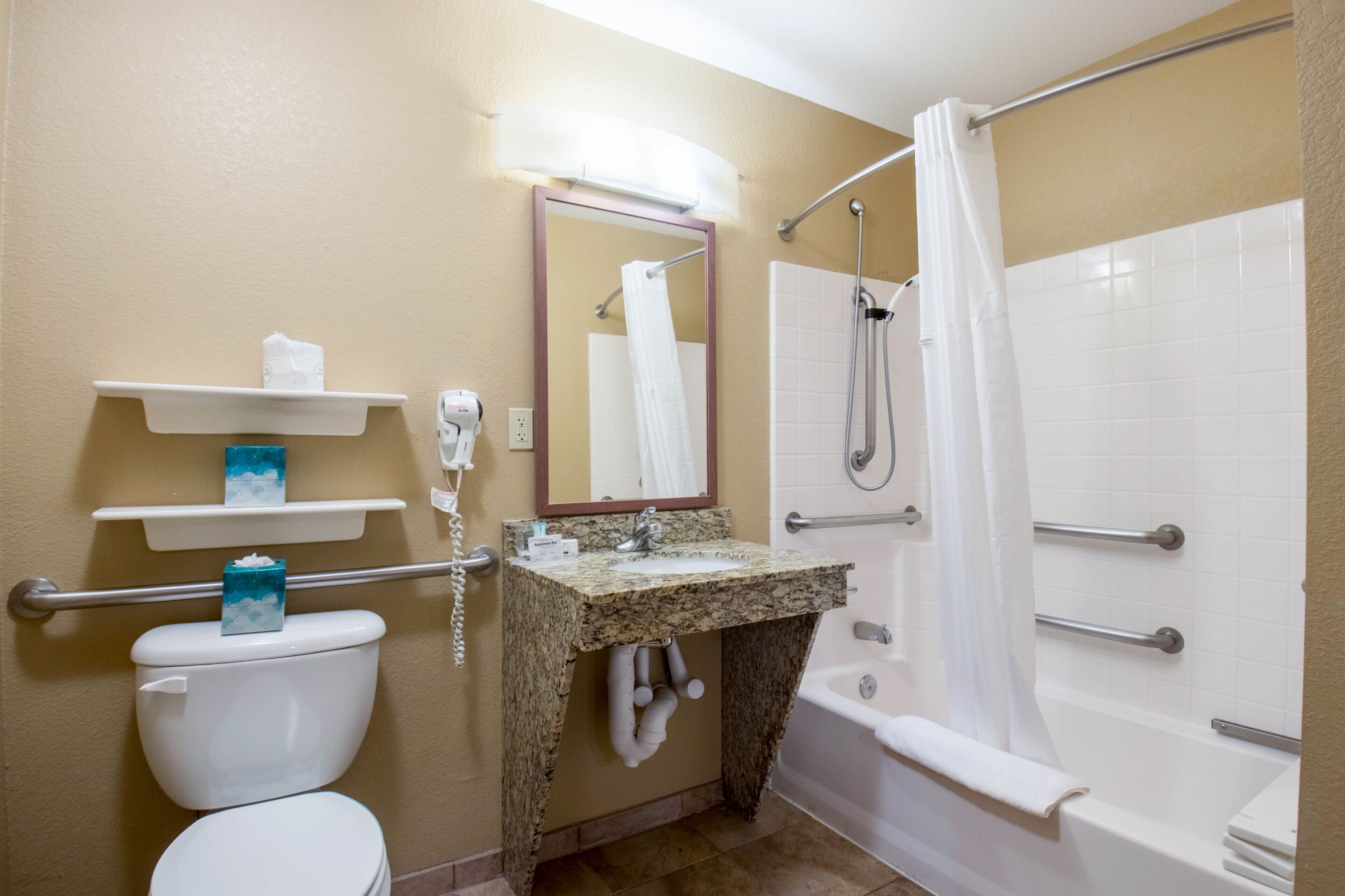 suite, 1 bedroom | bathroom | combined shower/bathtub, free toiletries, hair dryer, towels
