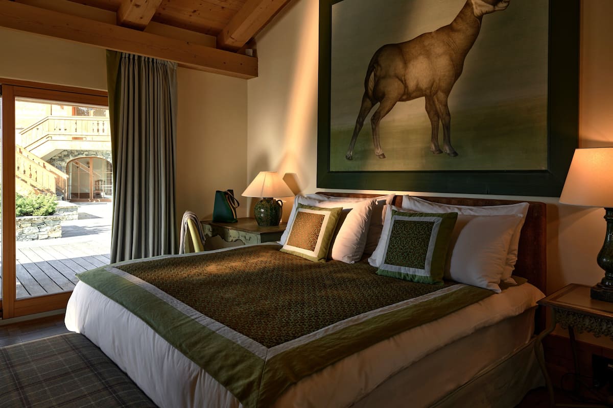 Egyptian cotton sheets, premium bedding, down duvets, pillow-top beds