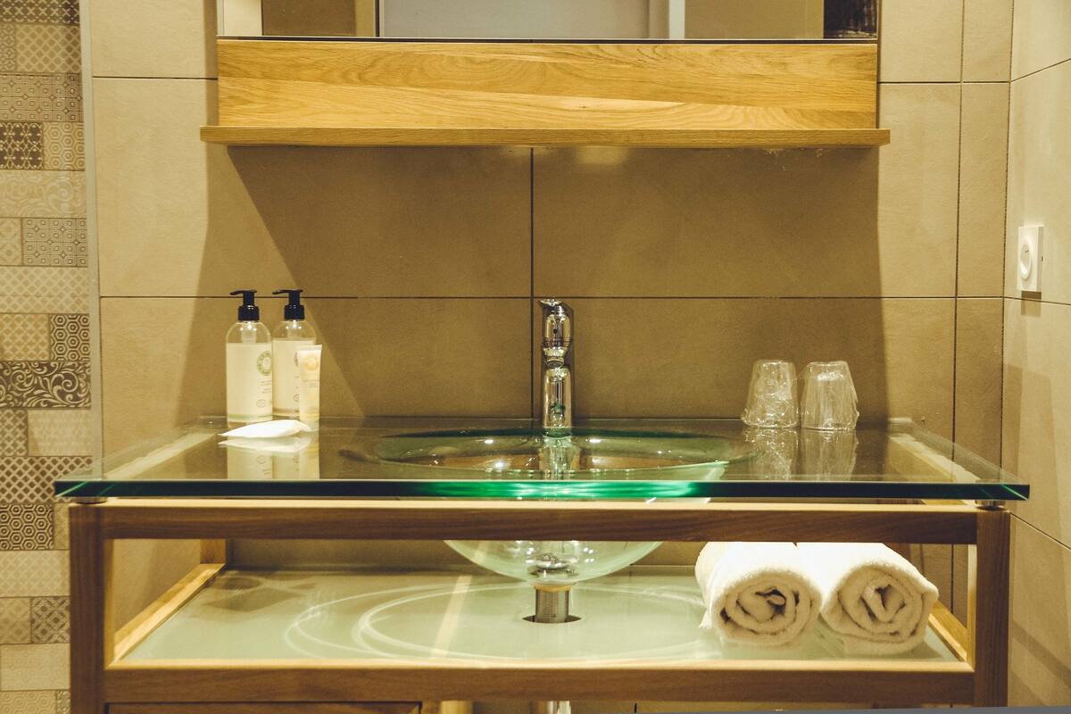 shower, free toiletries, hair dryer, towels