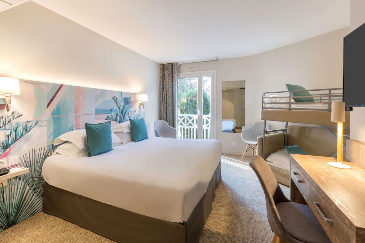 family room, 1 king bed, non smoking (bunk beds) | premium bedding, minibar, in-room safe, desk