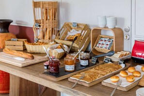 Tägliches Frühstücksbuffet gegen Gebühr