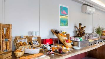 Desayuno buffet diario (EUR 17 por persona)