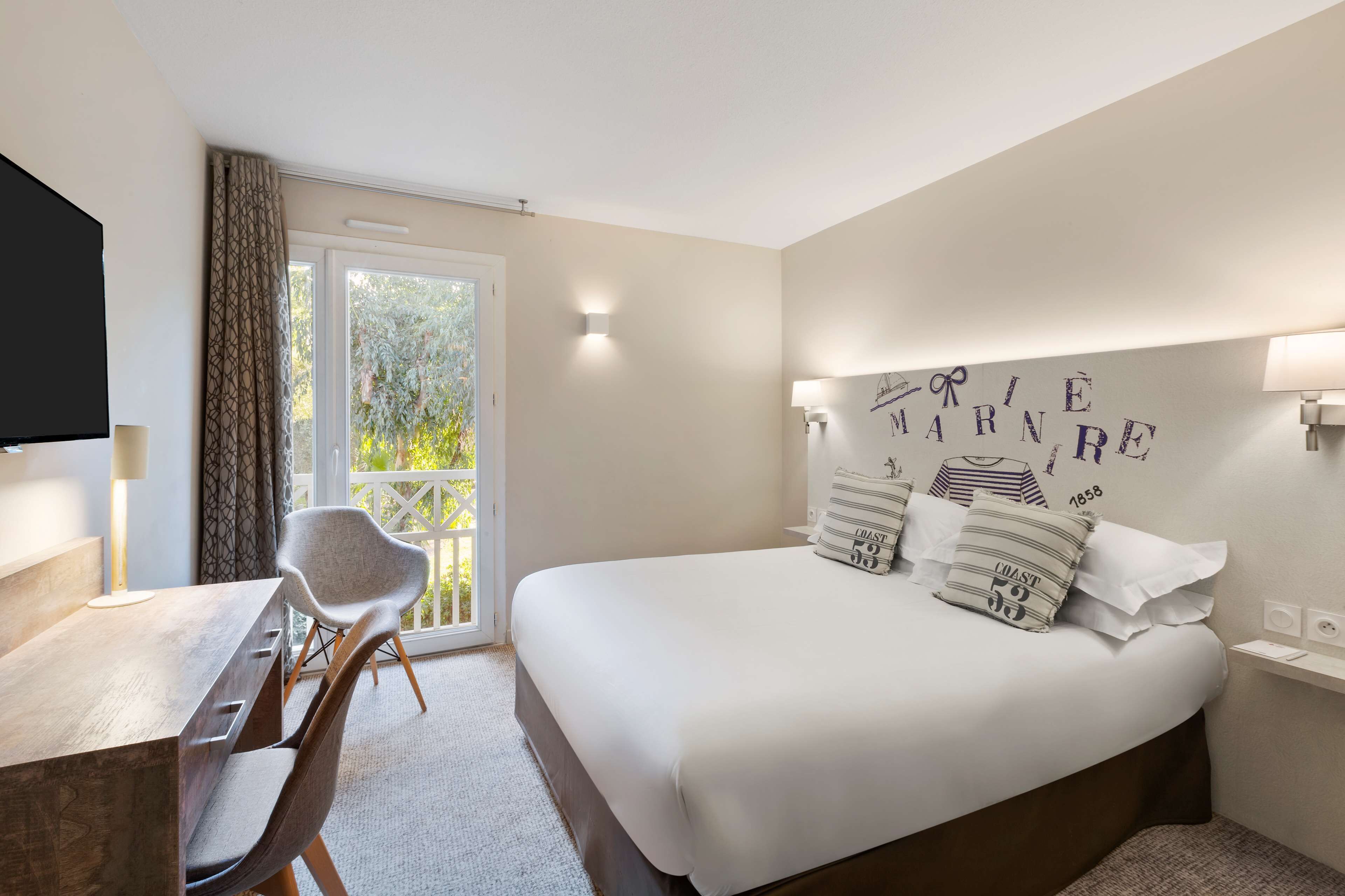 classic room, 1 queen bed, non smoking | premium bedding, minibar, in-room safe, desk