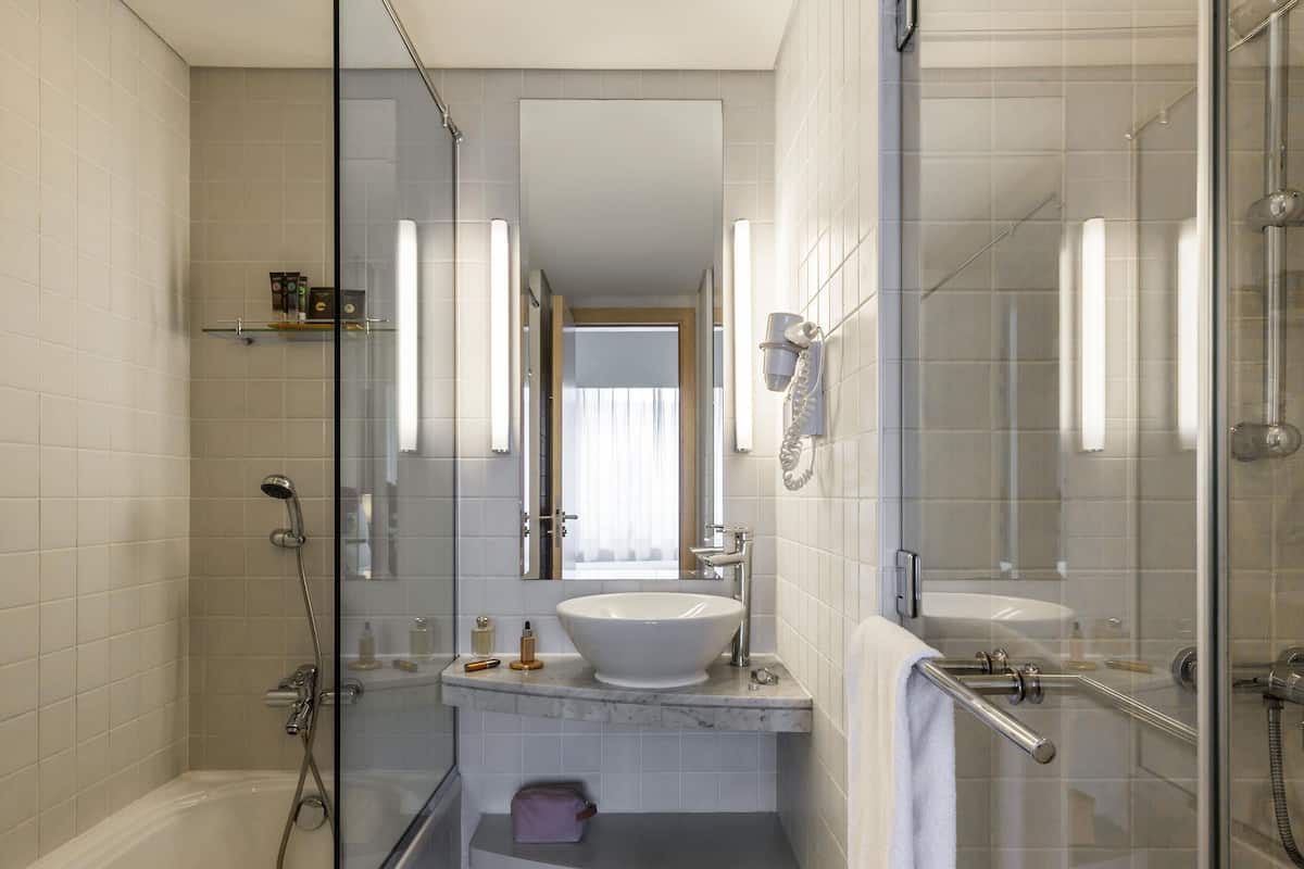 1 sovrum, sängtillbehör av högsta kvalitet, duntäcken och minibar