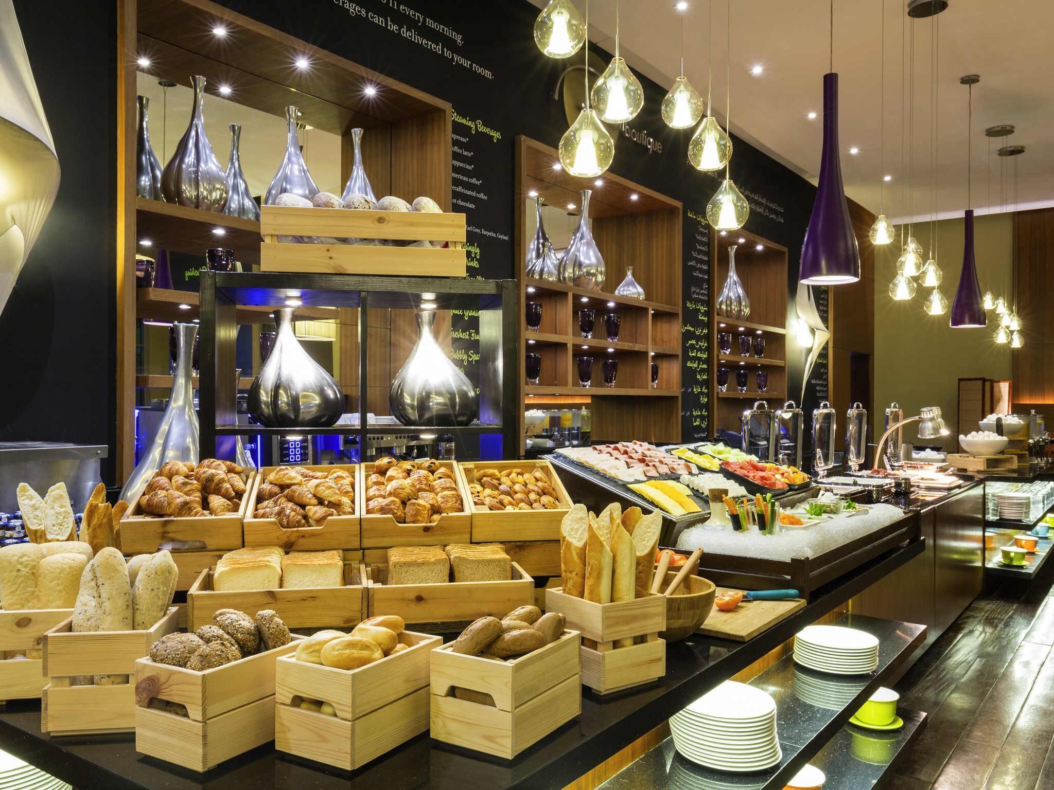 Sarapan dan makan tengah hari dihidangkan, masakan antarabangsa 