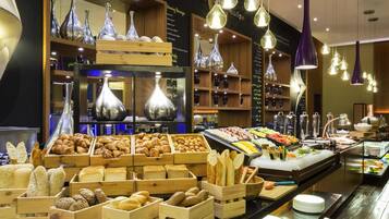 Sarapan dan makan tengah hari dihidangkan, masakan antarabangsa