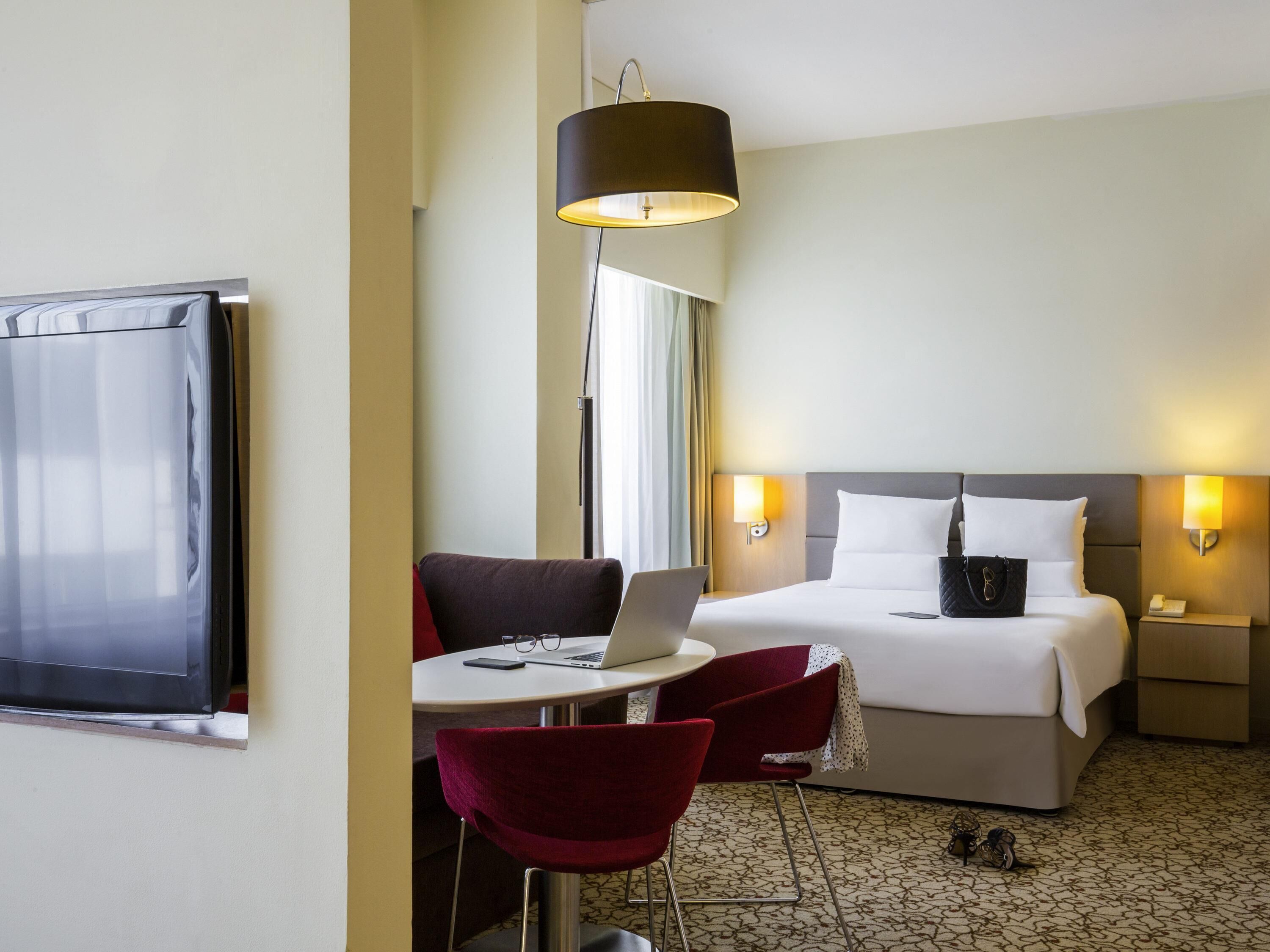 Suite familiar, varias camas | Ropa de cama de alta calidad, edredón y minibar 