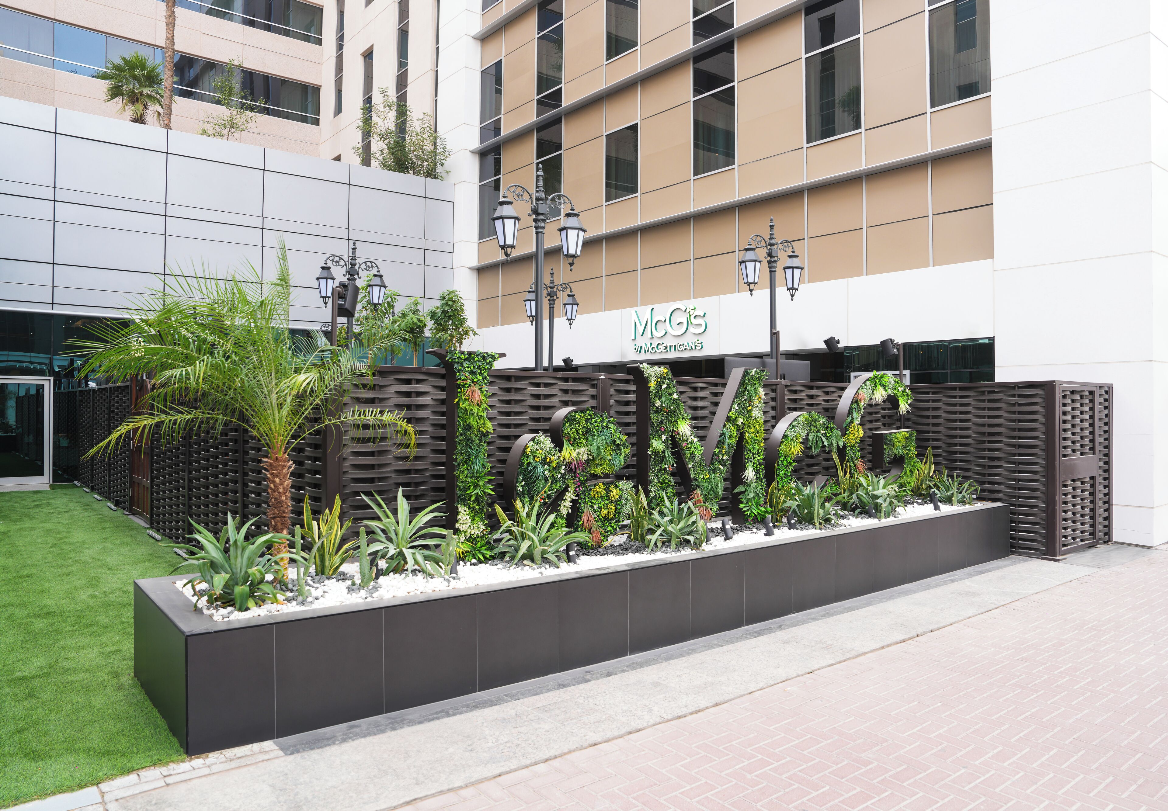 Serves lunch, dinner and brunch