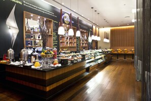 Phục vụ bữa sáng, bữa trưa, bữa tối, món ăn mang phong cách quốc tế