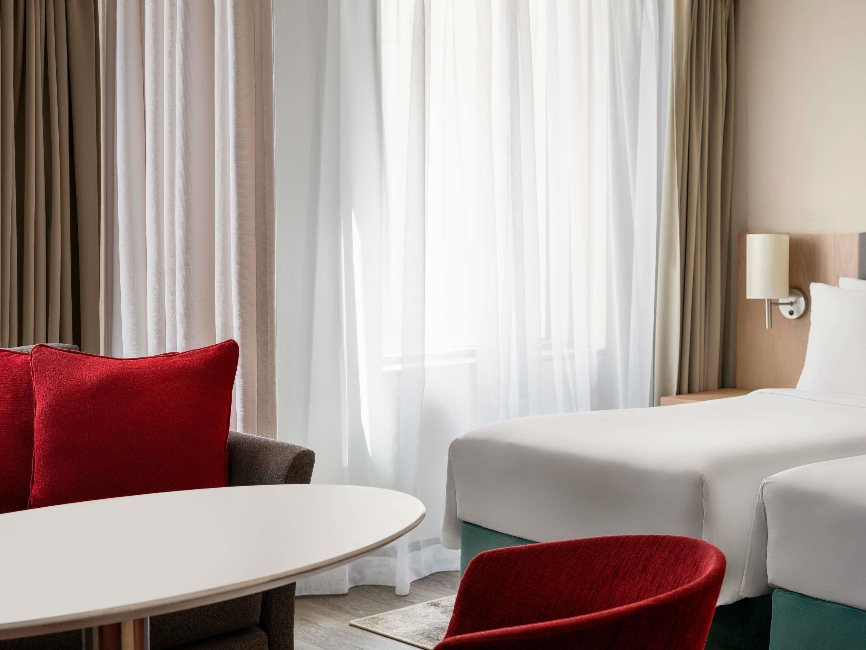 Ropa de cama de alta calidad, cubrecamas y minibar 