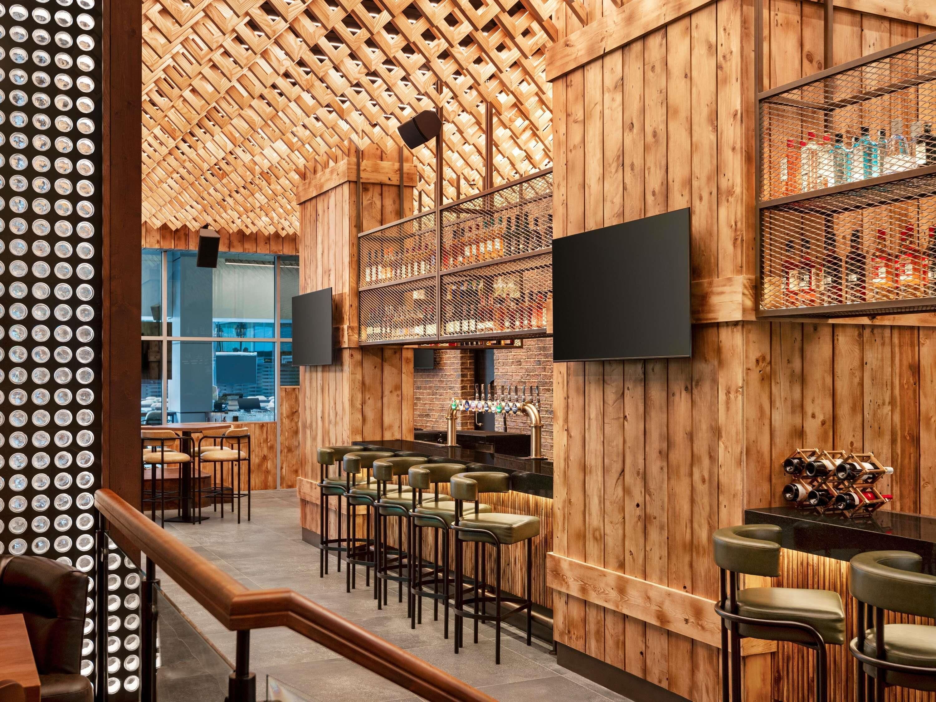 Serves lunch, dinner, and brunch