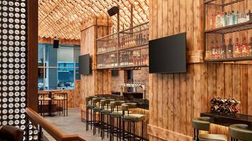 Serves lunch, dinner, and brunch